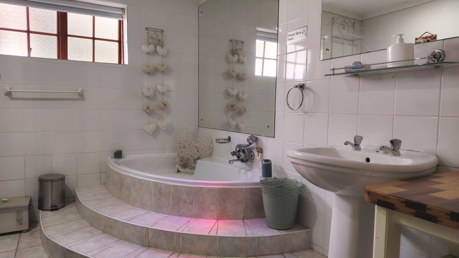 4 Bedroom Property for Sale in Fraaiuitsig Western Cape